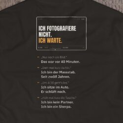 Druck-Nahaufnahme: Fotografen-T-Shirt «Ich warte» von hemmi.photo – Rückendruck