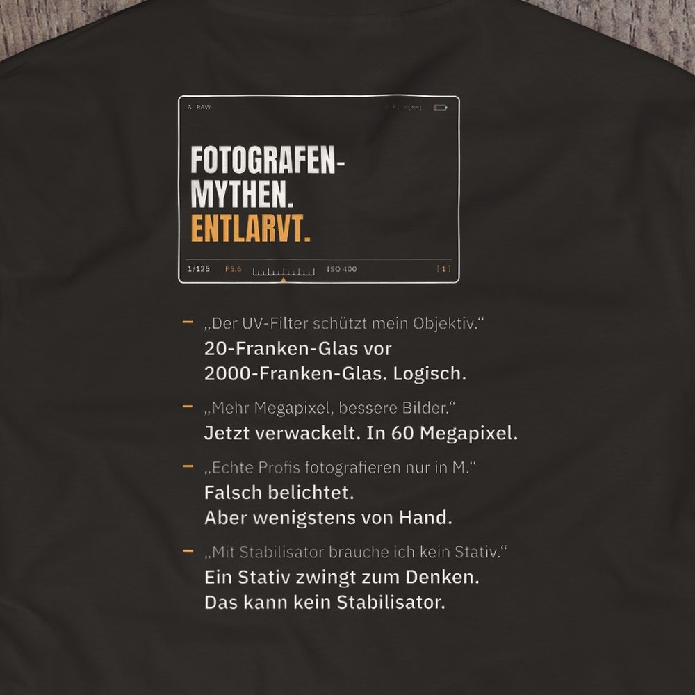 Druck-Nahaufnahme: Fotografen-T-Shirt «Fotografen-Mythen» von hemmi.photo – Rückendruck