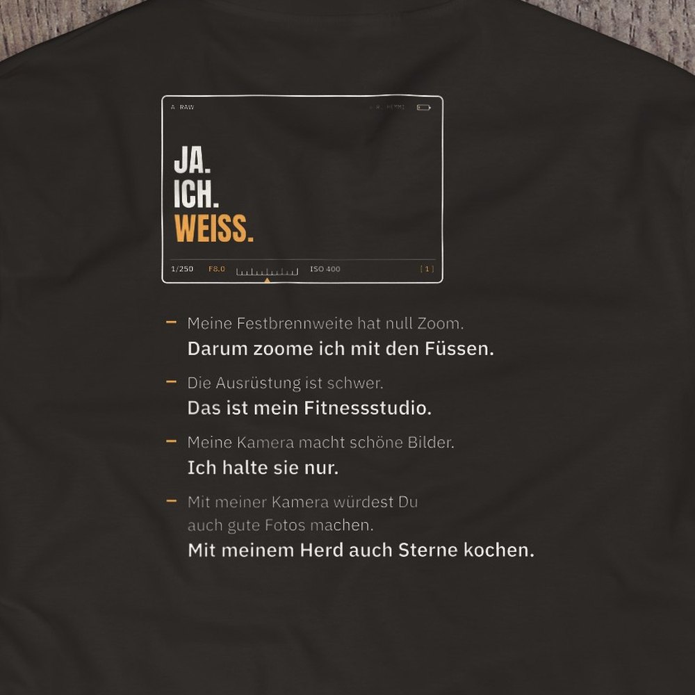 Druck-Nahaufnahme: Fotografen-T-Shirt «Ja. Ich. Weiss.» von hemmi.photo – Rückendruck