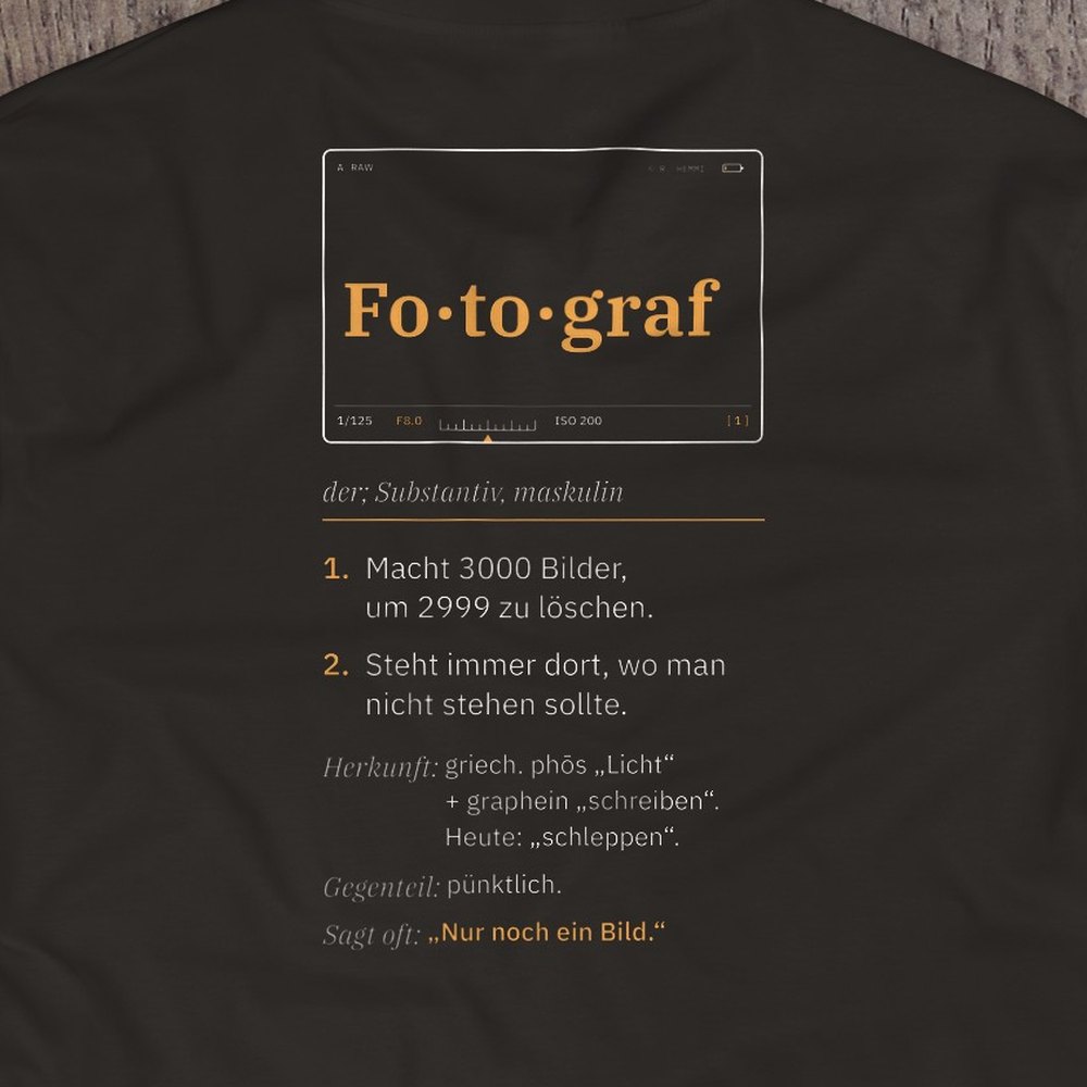 Druck-Nahaufnahme: Fotografen-T-Shirt «Fotograf – Wörterbuch» von hemmi.photo – Rückendruck