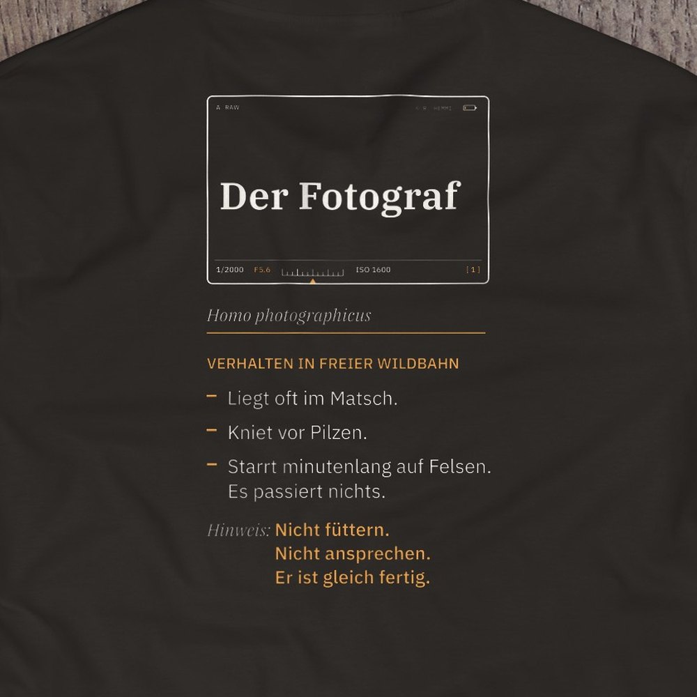 Druck-Nahaufnahme: Fotografen-T-Shirt «Der Fotograf – Verhalten» von hemmi.photo – Rückendruck