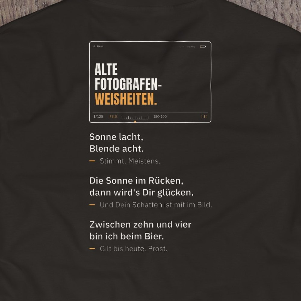 Druck-Nahaufnahme: Fotografen-T-Shirt «Alte Fotografen-Weisheiten» von hemmi.photo – Rückendruck
