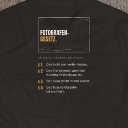 Druck-Nahaufnahme: Fotografen-T-Shirt «Fotografen-Gesetz» von hemmi.photo – Rückendruck