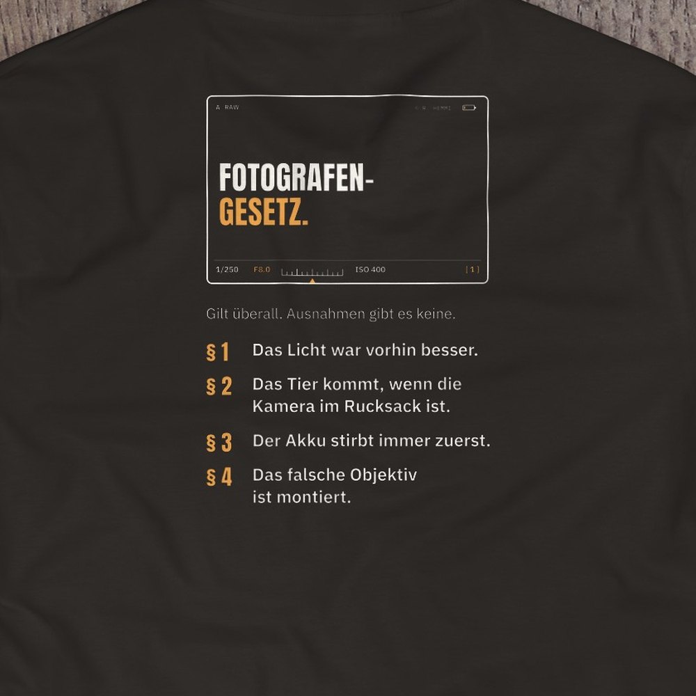 Druck-Nahaufnahme: Fotografen-T-Shirt «Fotografen-Gesetz» von hemmi.photo – Rückendruck