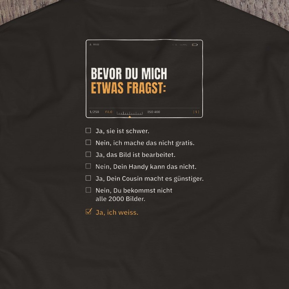Druck-Nahaufnahme: Fotografen-T-Shirt «Bevor Du fragst» von hemmi.photo – Rückendruck