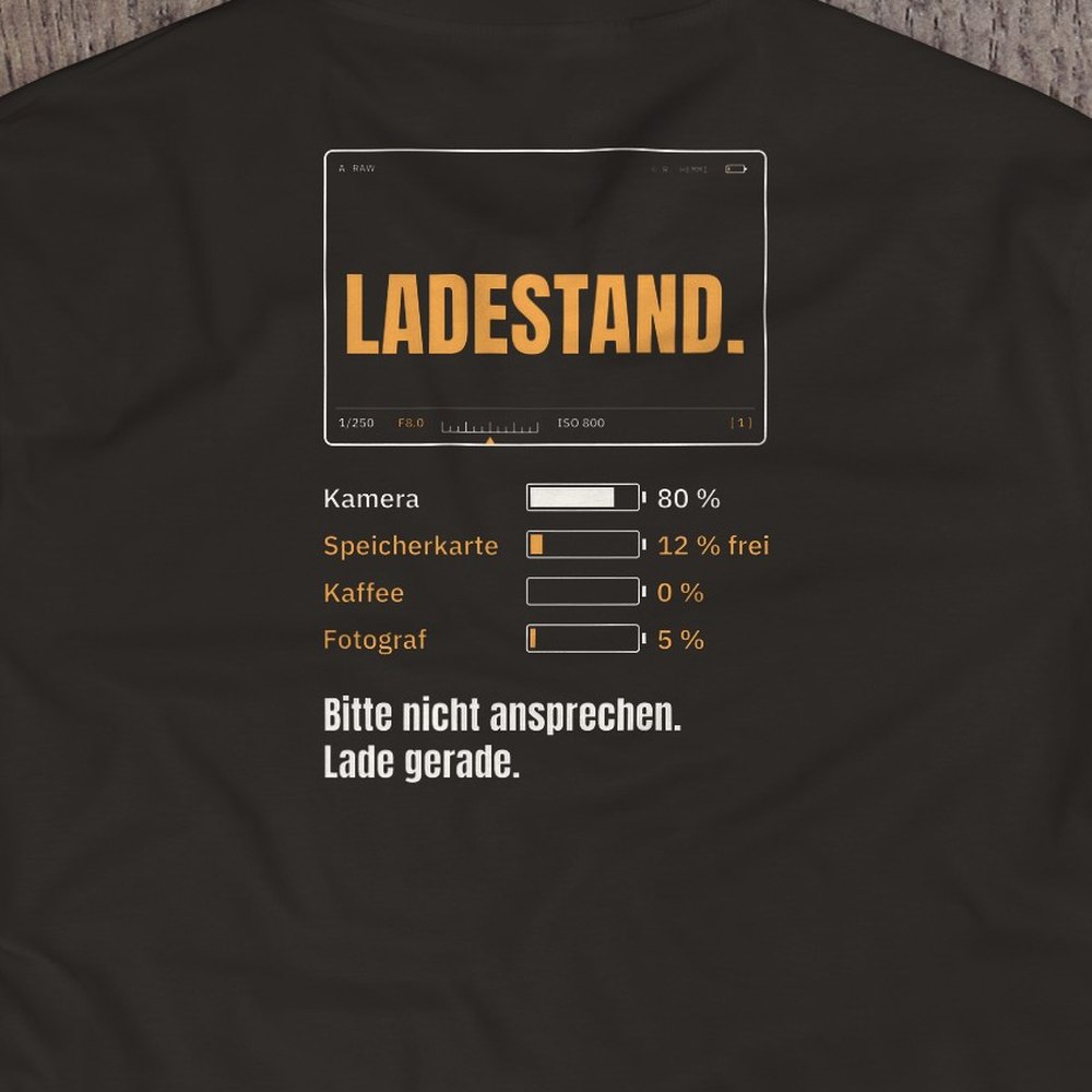 Druck-Nahaufnahme: Fotografen-T-Shirt «Ladestand» von hemmi.photo – Rückendruck