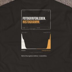 Druck-Nahaufnahme: Fotografen-T-Shirt «Fotografenleben. Histogramm.» von hemmi.photo – Rückendruck
