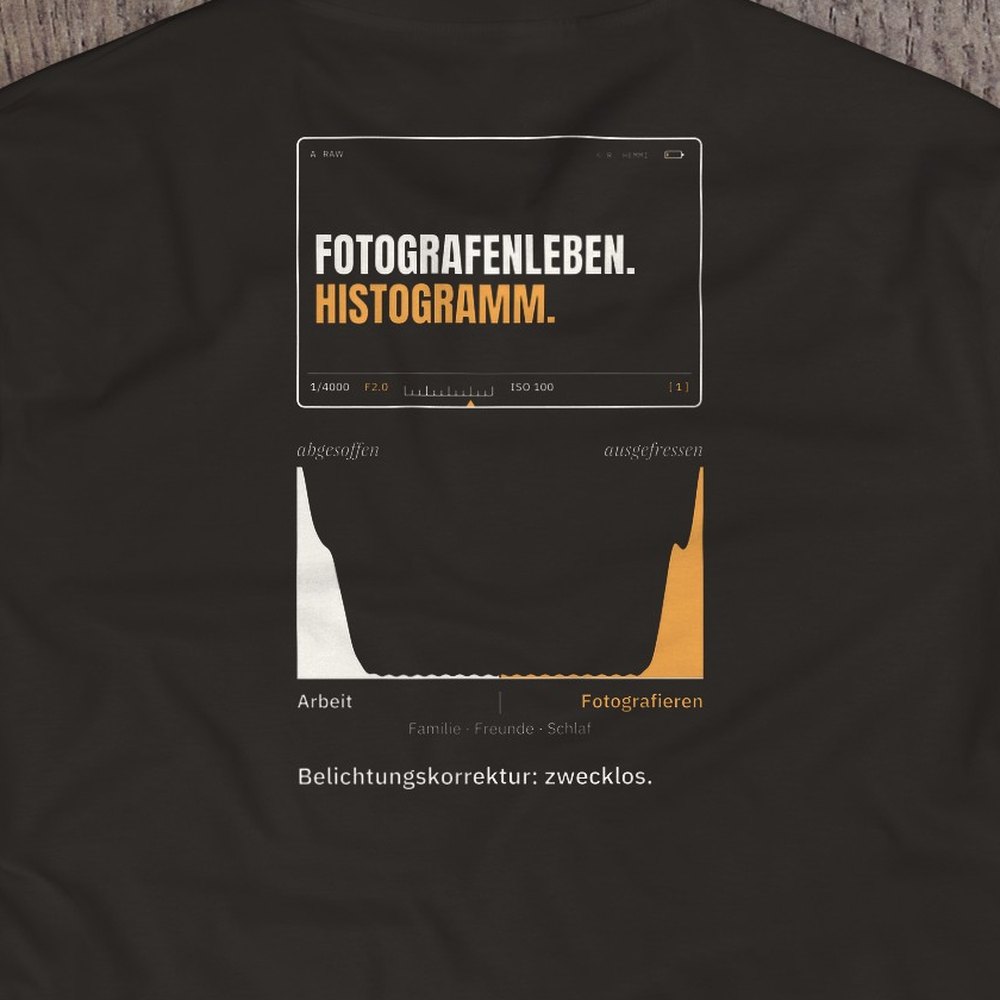 Druck-Nahaufnahme: Fotografen-T-Shirt «Fotografenleben. Histogramm.» von hemmi.photo – Rückendruck