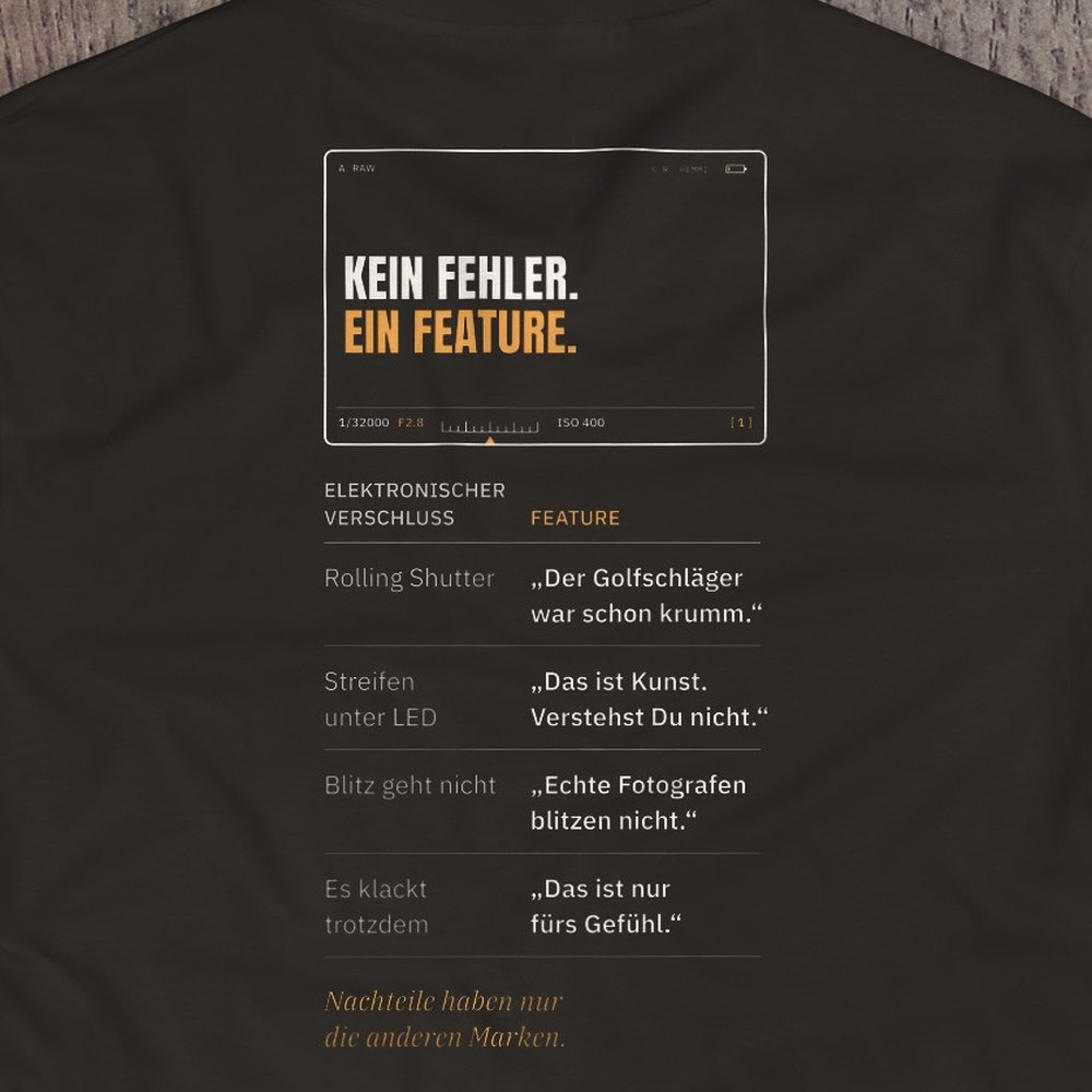 Druck-Nahaufnahme: Fotografen-T-Shirt «Kein Fehler. Ein Feature.» von hemmi.photo – Rückendruck