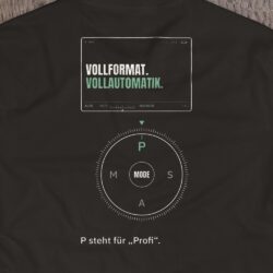 Druck-Nahaufnahme: Fotografen-T-Shirt «Vollformat. Vollautomatik.» – Grün von hemmi.photo – Rückendruck