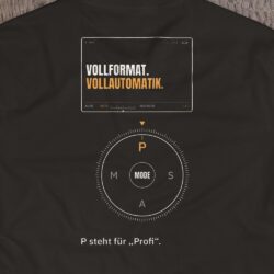 Druck-Nahaufnahme: Fotografen-T-Shirt «Vollformat. Vollautomatik.» – Orange von hemmi.photo – Rückendruck