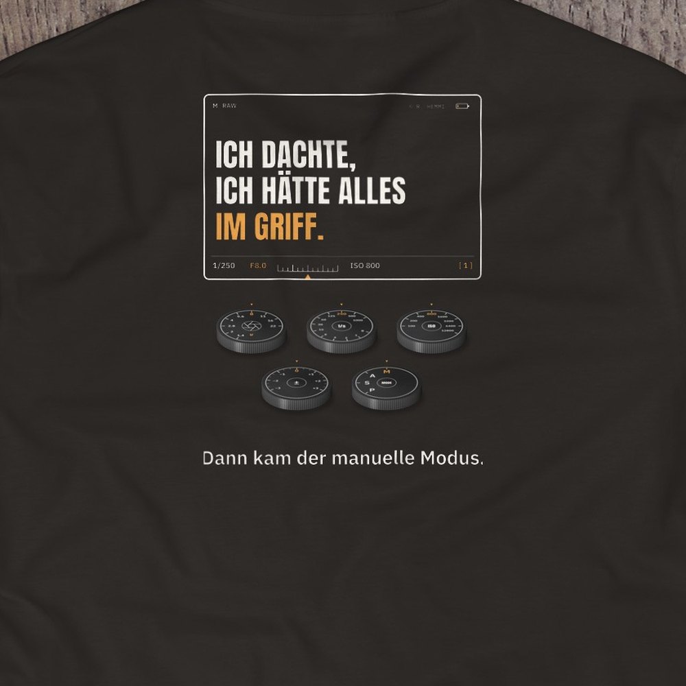 Druck-Nahaufnahme: Fotografen-T-Shirt «Im Griff» von hemmi.photo – Rückendruck