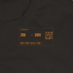 T-Shirt «Engadin – The Pearl of the Alps» · Bordkarten-Edition – Bordkarte auf der Brust im Detail