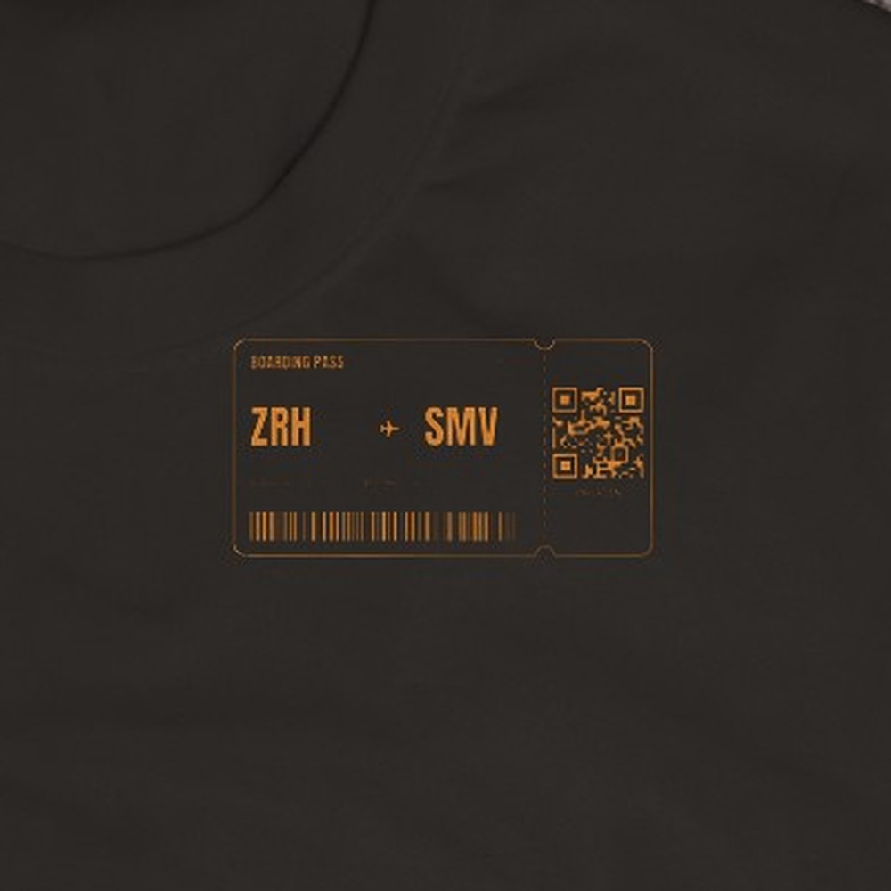 T-Shirt «Engadin – The Pearl of the Alps» · Bordkarten-Edition – Bordkarte auf der Brust im Detail