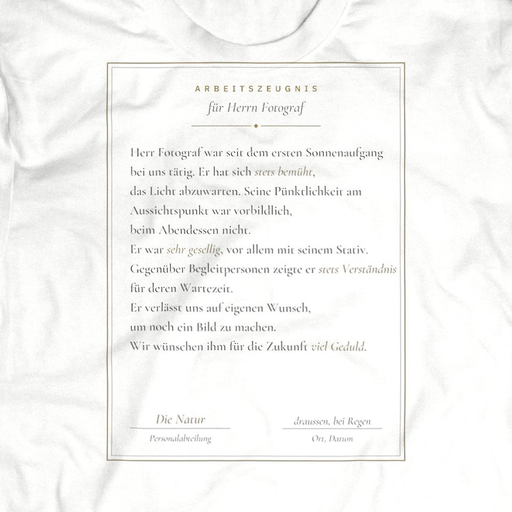 Druck-Nahaufnahme: Fotografen-T-Shirt «Arbeitszeugnis» von hemmi.photo – Brustdruck