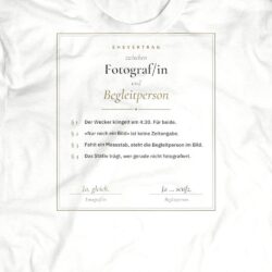 Druck-Nahaufnahme: Fotografen-T-Shirt «Ehevertrag Begleitperson» von hemmi.photo – Brustdruck