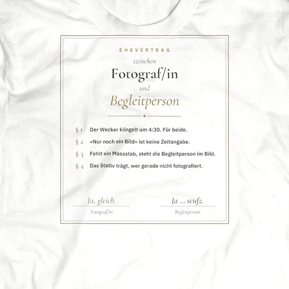 Druck-Nahaufnahme: Fotografen-T-Shirt «Ehevertrag Begleitperson» von hemmi.photo – Brustdruck