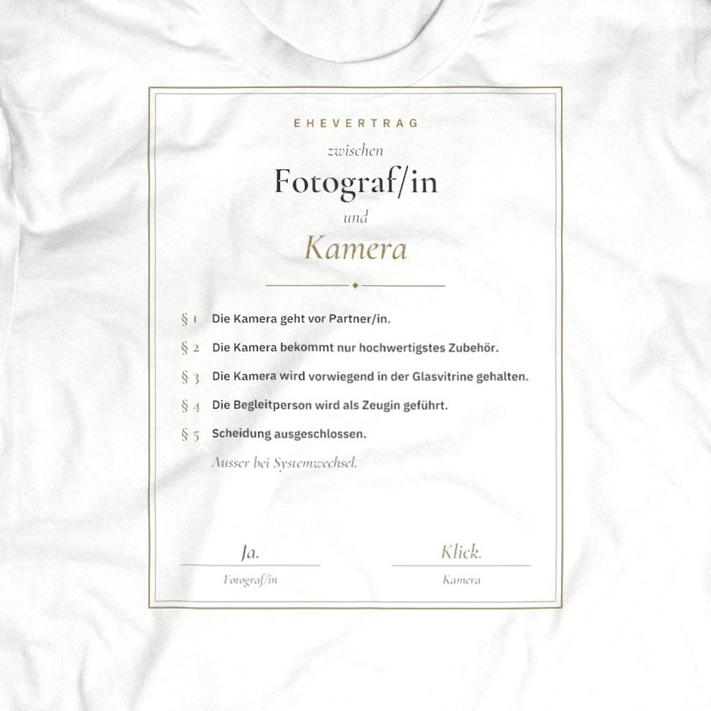 Druck-Nahaufnahme: Fotografen-T-Shirt «Ehevertrag Kamera» von hemmi.photo – Brustdruck