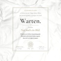 Druck-Nahaufnahme: Fotografen-T-Shirt «Ehrendiplom Warten» von hemmi.photo – Brustdruck