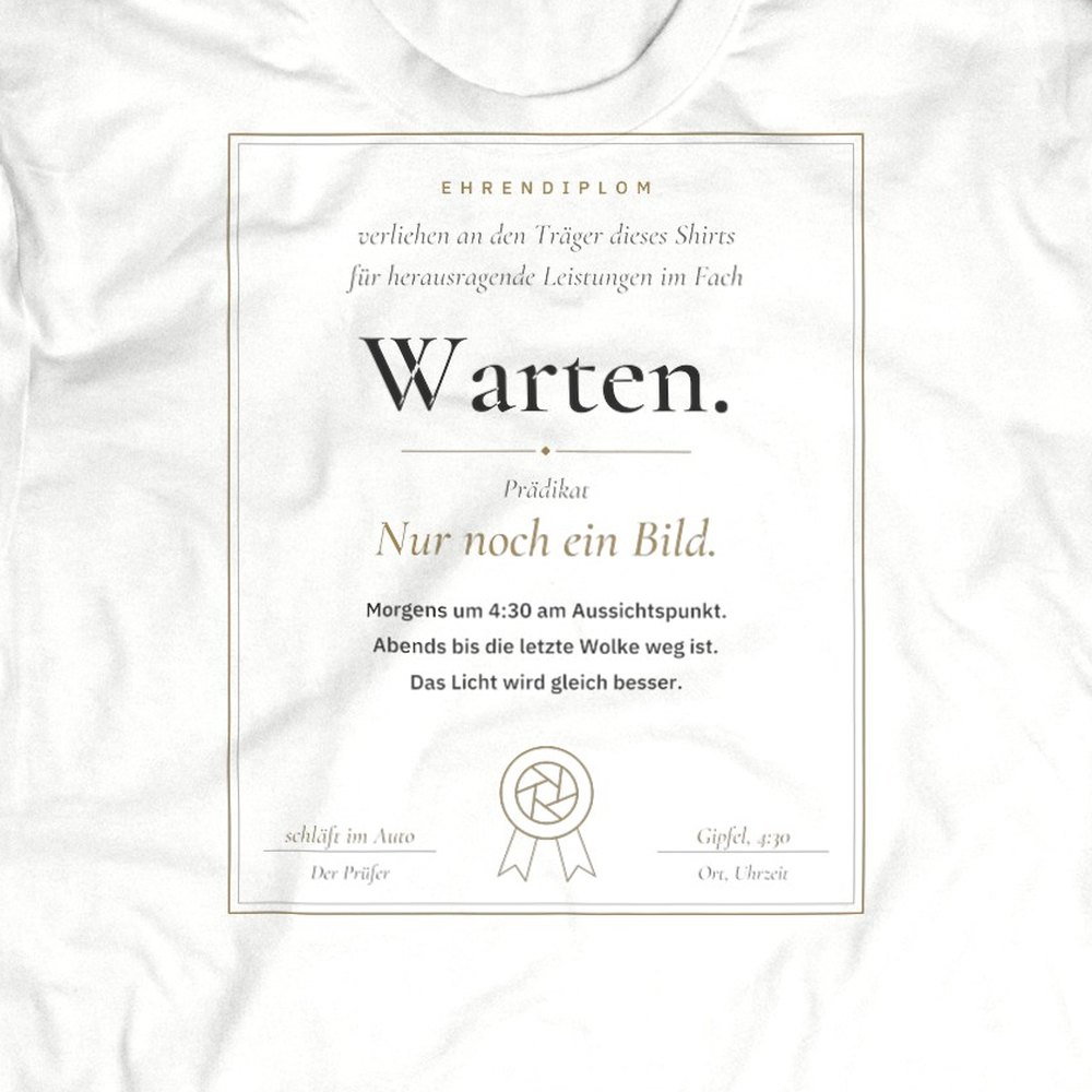 Druck-Nahaufnahme: Fotografen-T-Shirt «Ehrendiplom Warten» von hemmi.photo – Brustdruck