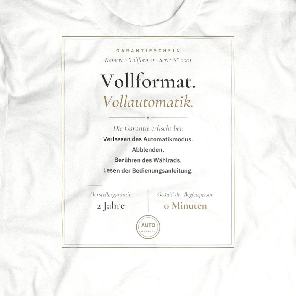 Druck-Nahaufnahme: Fotografen-T-Shirt «Garantieschein Vollformat» von hemmi.photo – Brustdruck