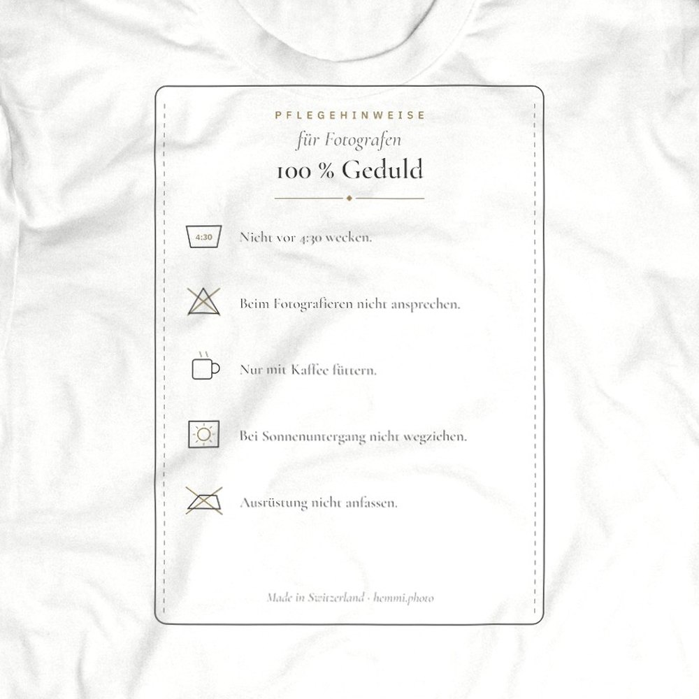 Druck-Nahaufnahme: Fotografen-T-Shirt «Pflegehinweise Fotograf» von hemmi.photo – Brustdruck