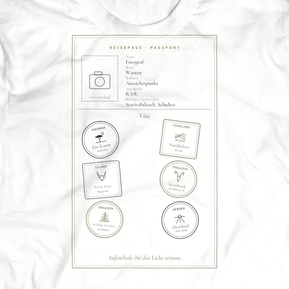 Druck-Nahaufnahme: Fotografen-T-Shirt «Reisepass» von hemmi.photo – Brustdruck