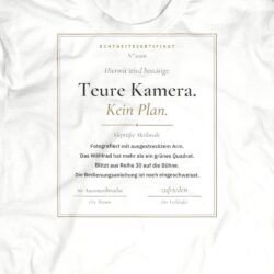 Druck-Nahaufnahme: Fotografen-T-Shirt «Echtheitszertifikat Teure Kamera» von hemmi.photo – Brustdruck