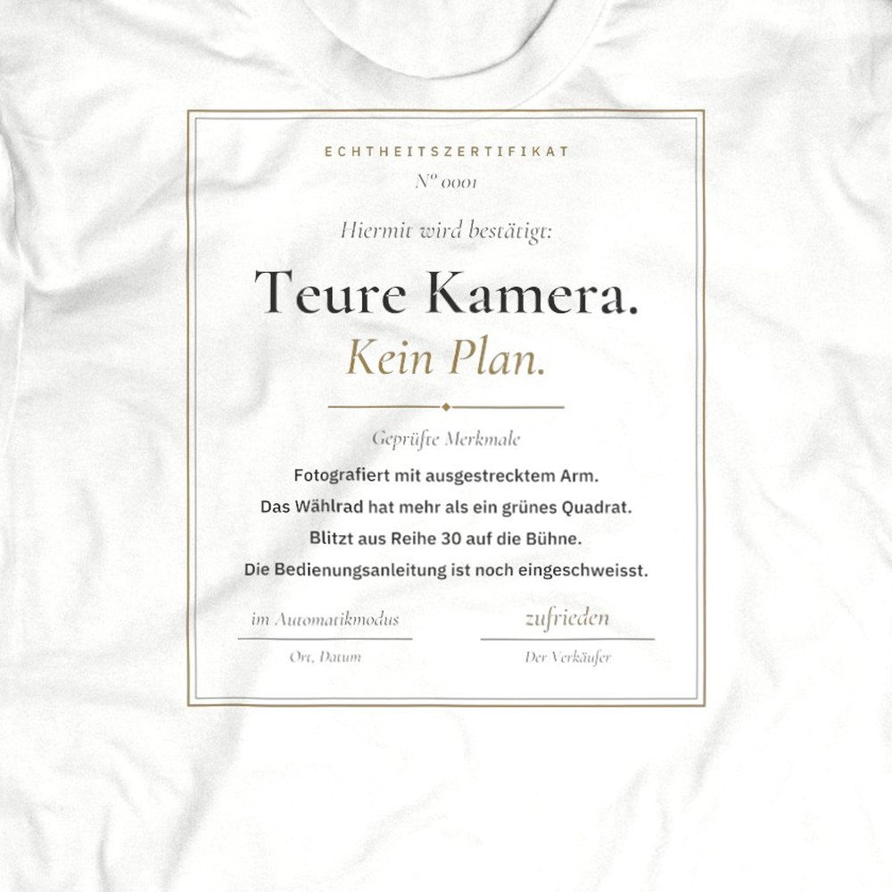 Druck-Nahaufnahme: Fotografen-T-Shirt «Echtheitszertifikat Teure Kamera» von hemmi.photo – Brustdruck