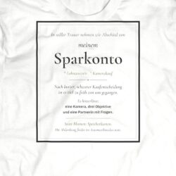 Druck-Nahaufnahme: Fotografen-T-Shirt «Traueranzeige Sparkonto» von hemmi.photo – Brustdruck