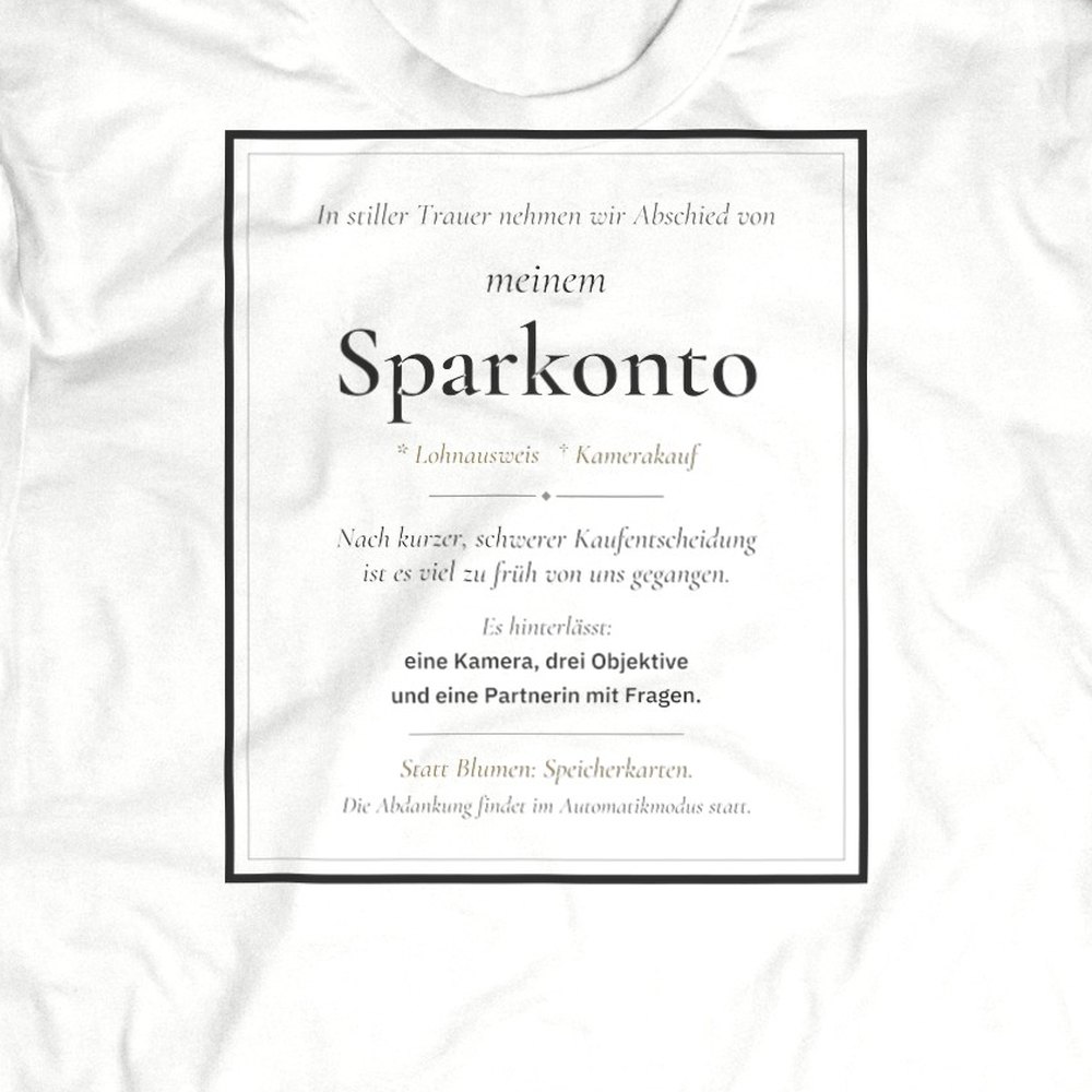 Druck-Nahaufnahme: Fotografen-T-Shirt «Traueranzeige Sparkonto» von hemmi.photo – Brustdruck