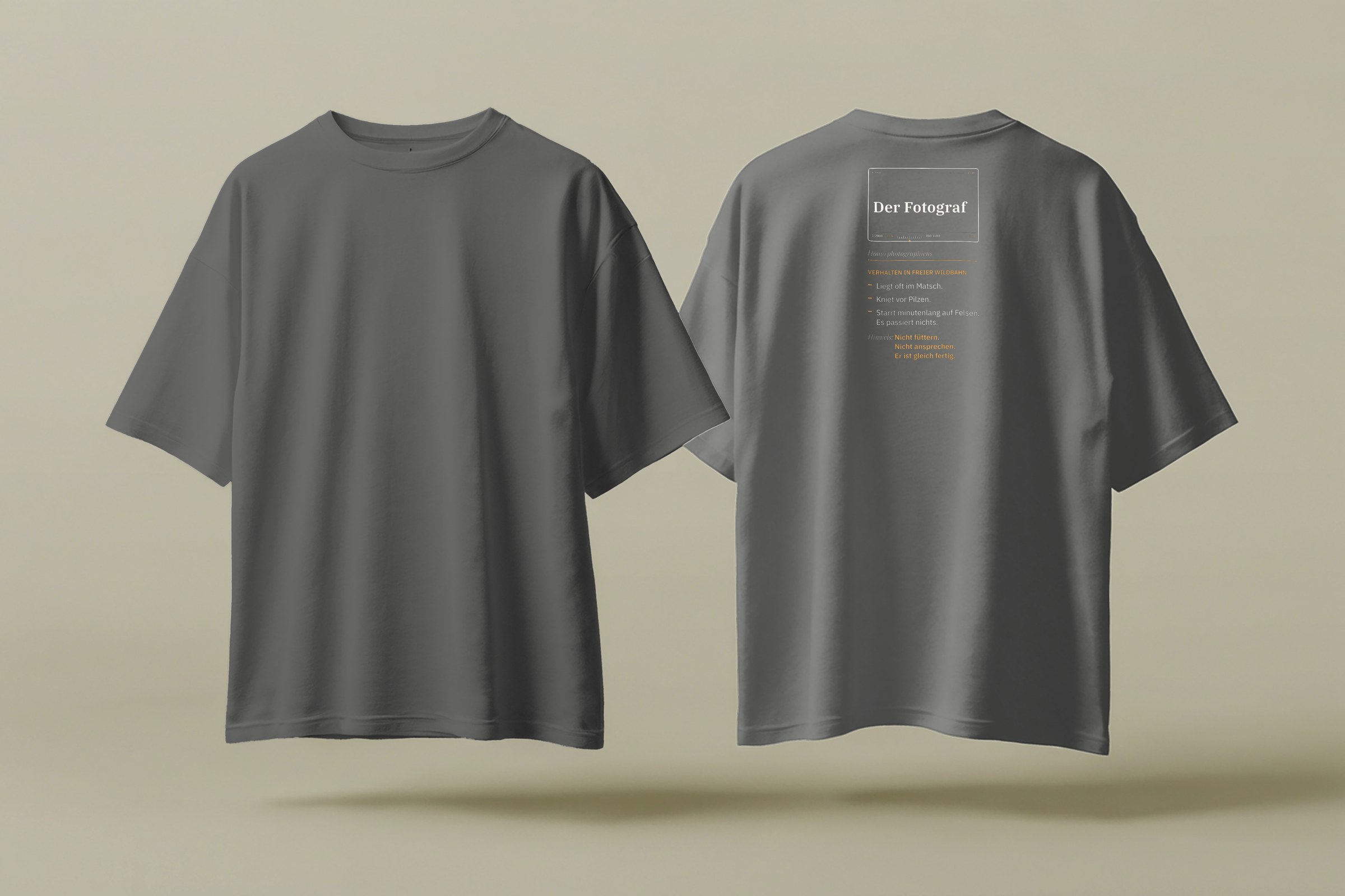 Fotografen-T-Shirt «Der Fotograf – Verhalten» von hemmi.photo – Vorder- und Rückseite, Grey Melange