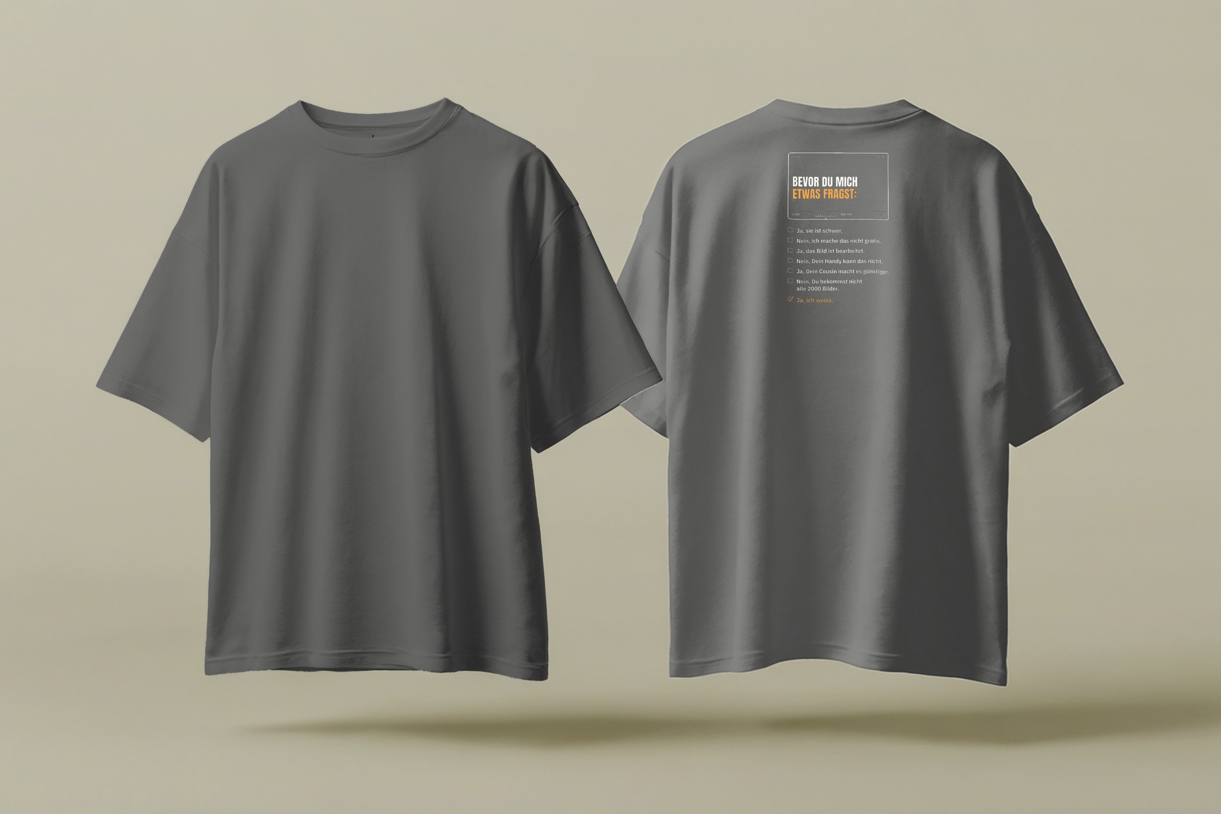 Fotografen-T-Shirt «Bevor Du fragst» von hemmi.photo – Vorder- und Rückseite, Grey Melange