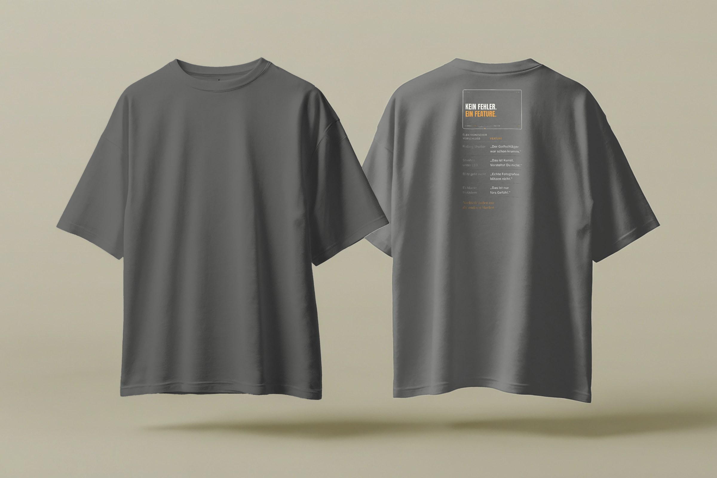 Fotografen-T-Shirt «Kein Fehler. Ein Feature.» von hemmi.photo – Vorder- und Rückseite, Grey Melange