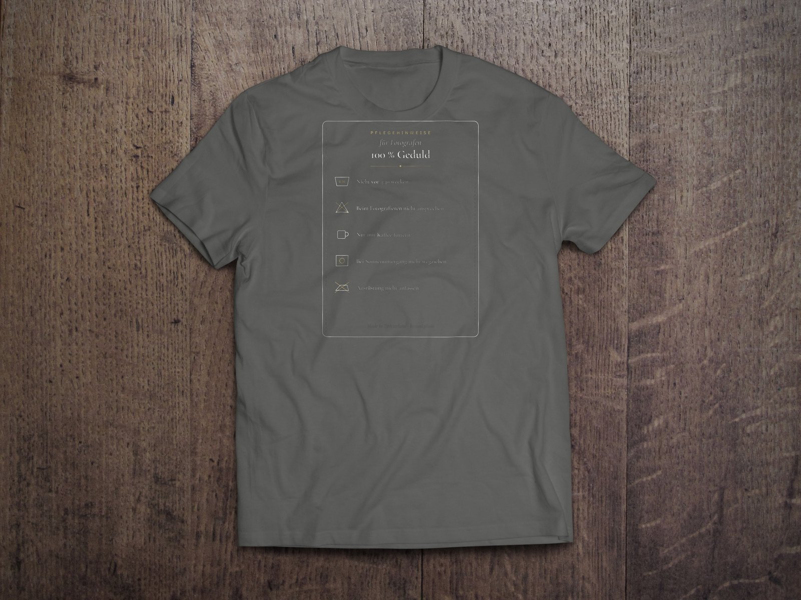 Edles Fotografen-T-Shirt «Pflegehinweise Fotograf» von hemmi.photo – Brustdruck auf Grey Melange