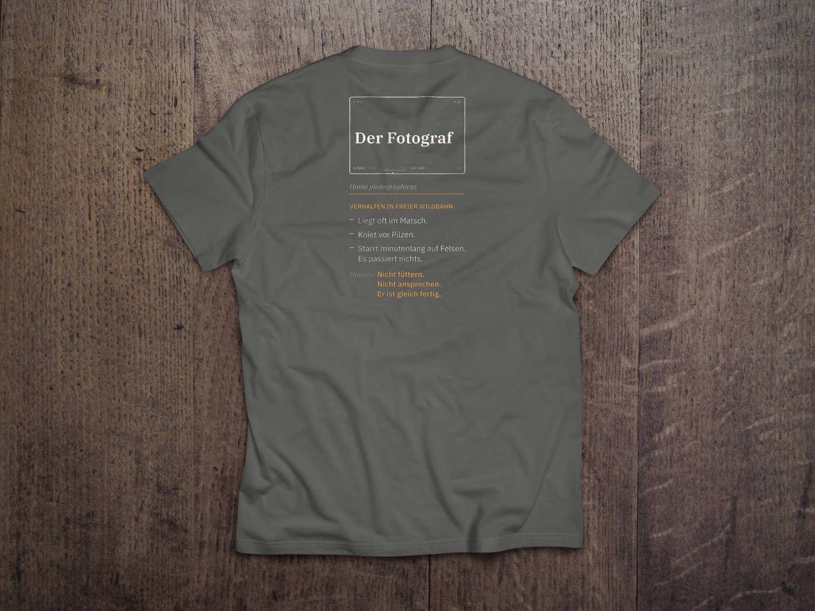 Fotografen-T-Shirt «Der Fotograf – Verhalten» von hemmi.photo – Rückendruck auf Grey Melange