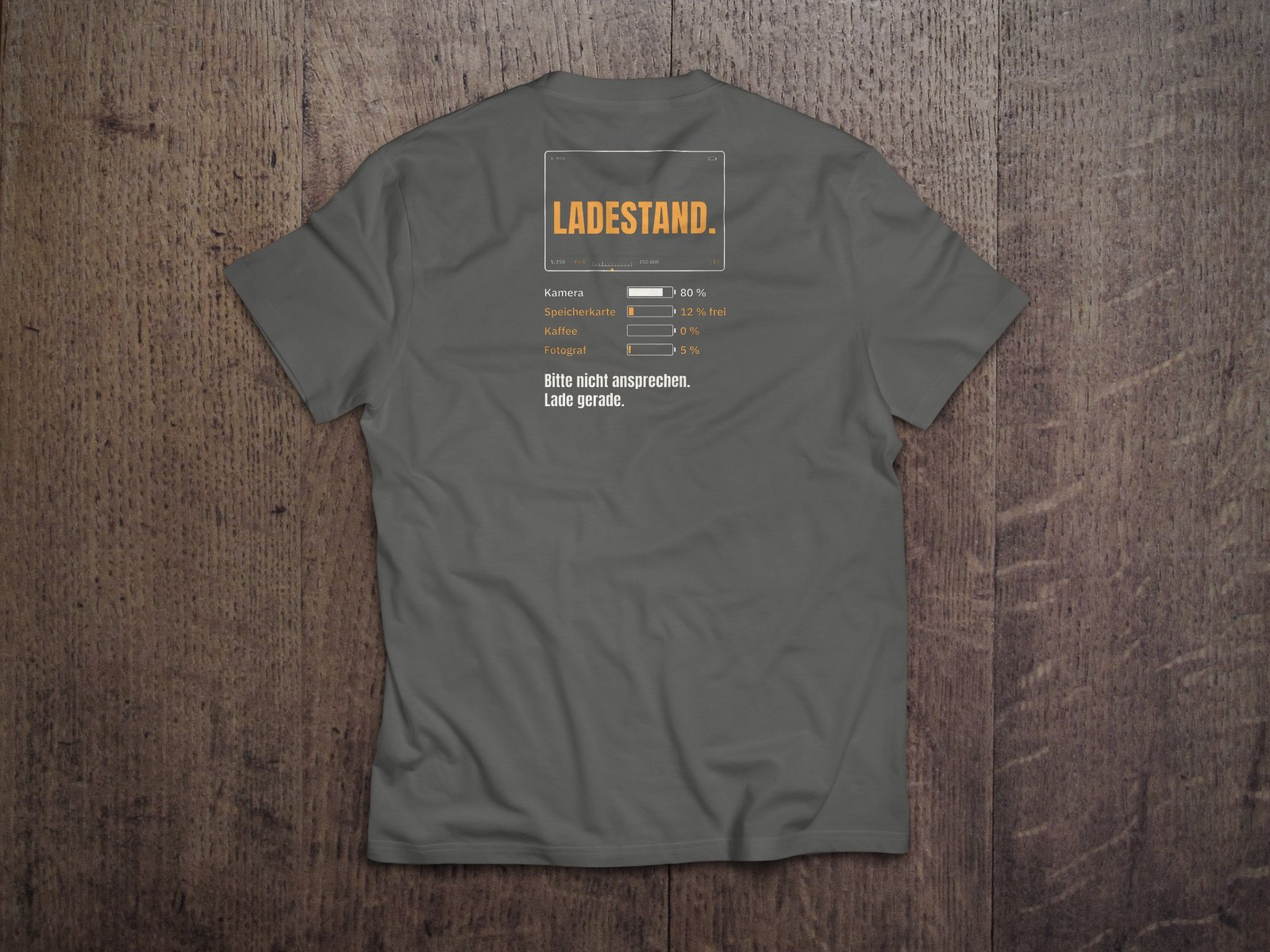 Fotografen-T-Shirt «Ladestand» von hemmi.photo – Rückendruck auf Grey Melange