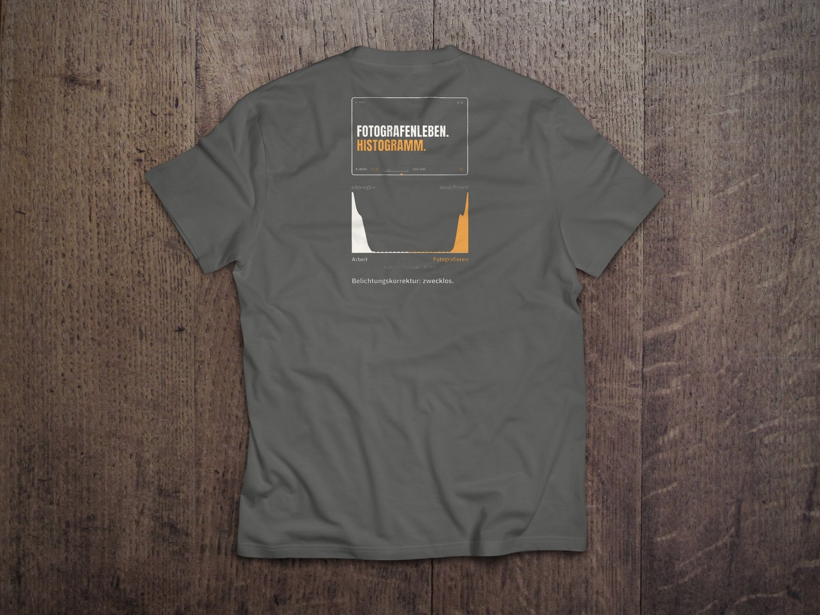 Fotografen-T-Shirt «Fotografenleben. Histogramm.» von hemmi.photo – Rückendruck auf Grey Melange