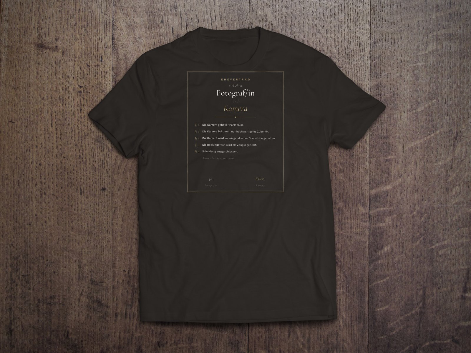 Edles Fotografen-T-Shirt «Ehevertrag Kamera» von hemmi.photo – Brustdruck auf Deep Black