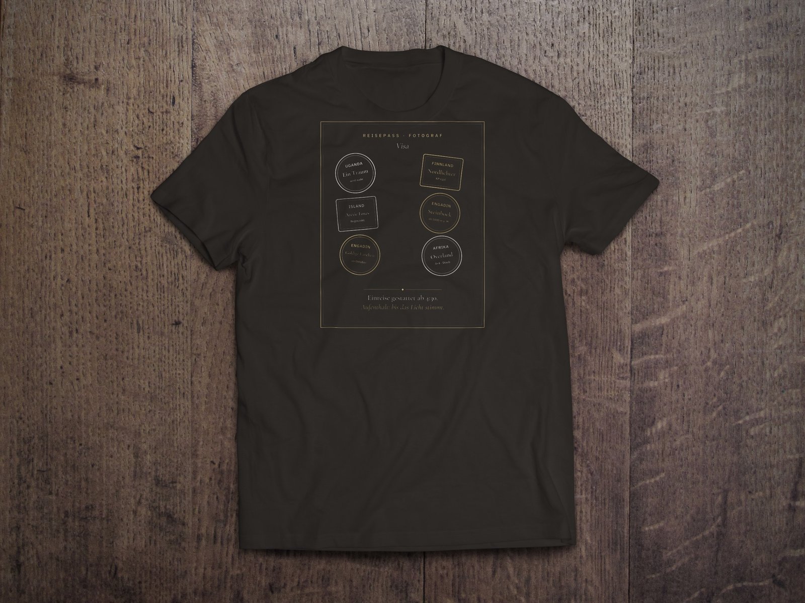 Edles Fotografen-T-Shirt «Reisepass Visa» von hemmi.photo – Brustdruck auf Deep Black