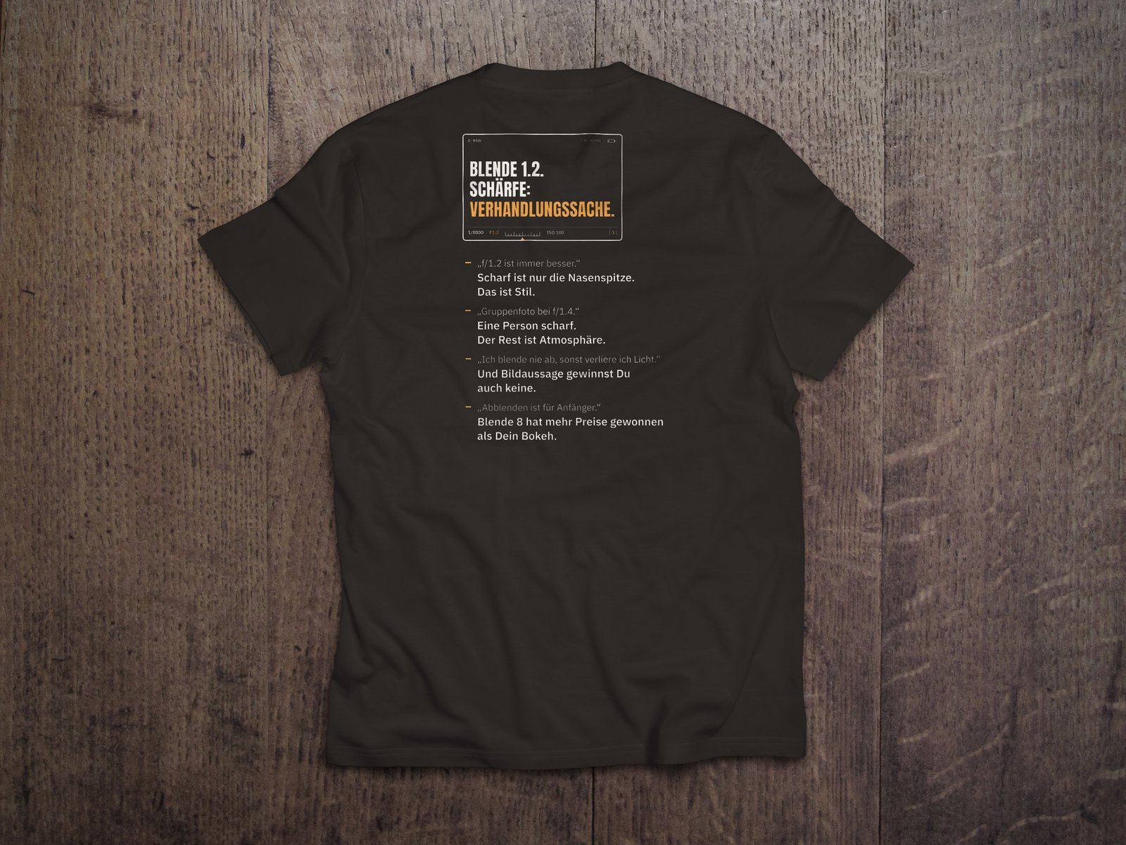 Fotografen-T-Shirt «Blende 1.2» von hemmi.photo – Rückendruck auf Deep Black
