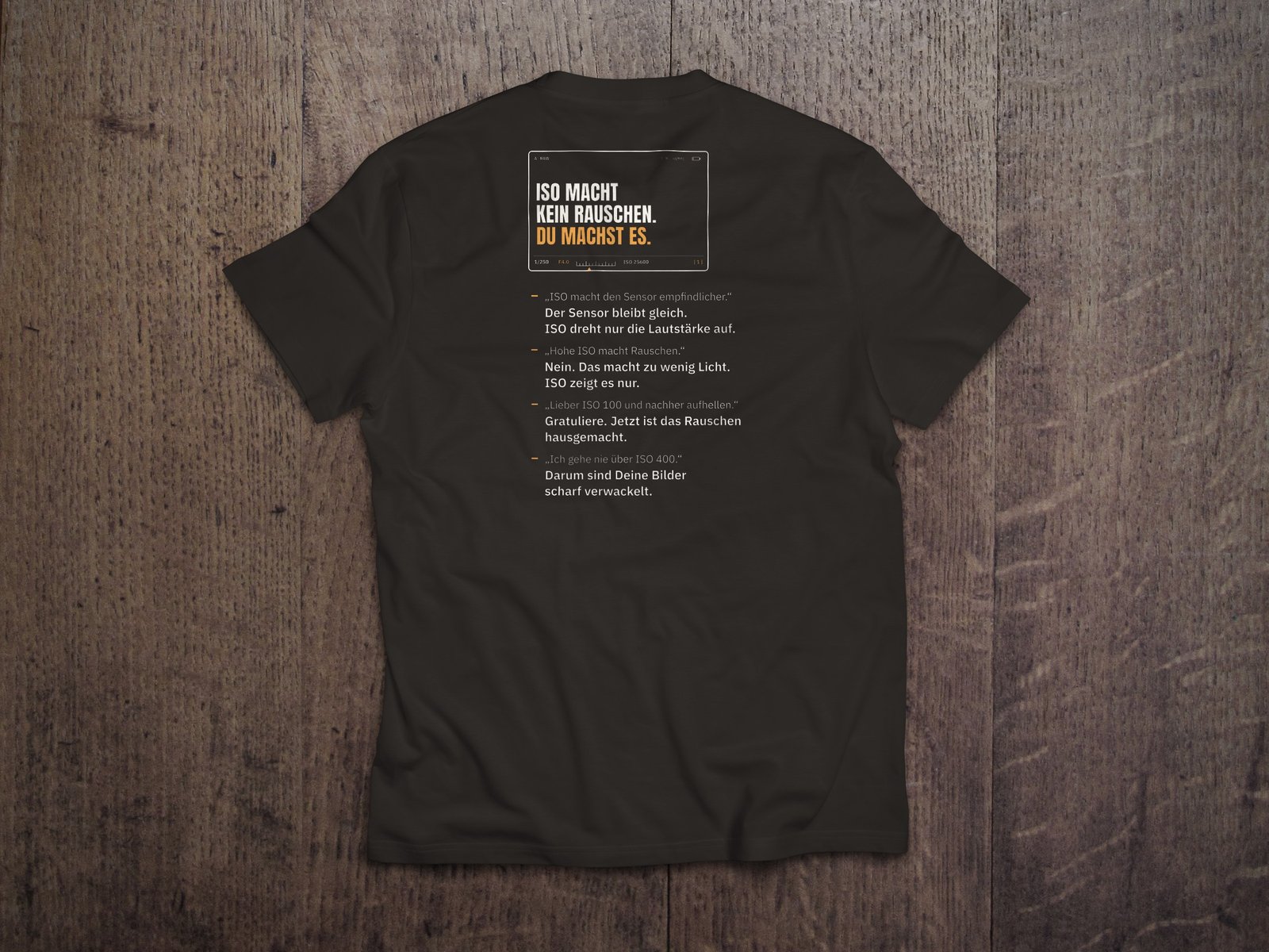 Fotografen-T-Shirt «ISO macht kein Rauschen» von hemmi.photo – Rückendruck auf Deep Black