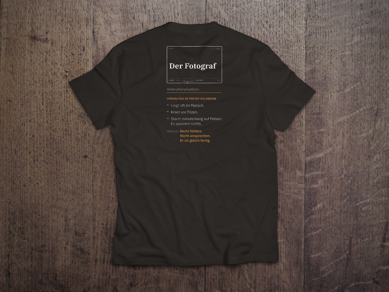 Fotografen-T-Shirt «Der Fotograf – Verhalten» von hemmi.photo – Rückendruck auf Deep Black