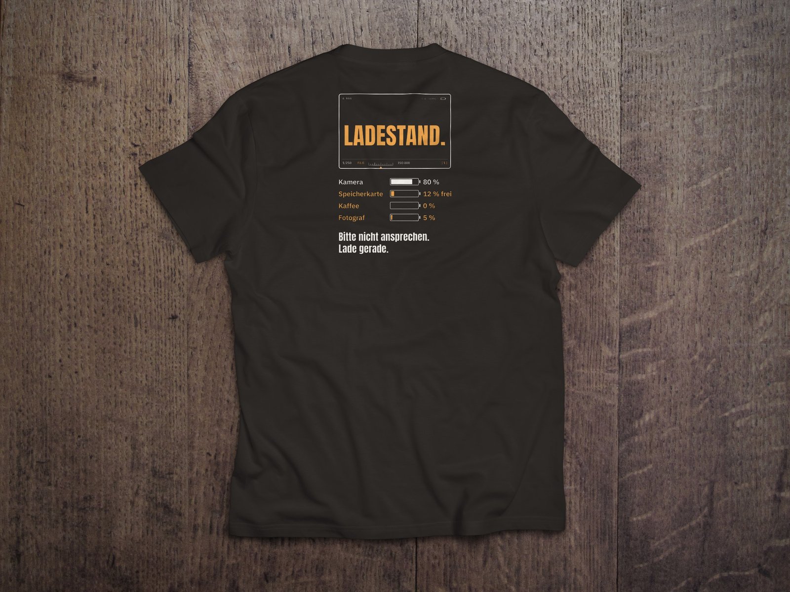 Fotografen-T-Shirt «Ladestand» von hemmi.photo – Rückendruck auf Deep Black