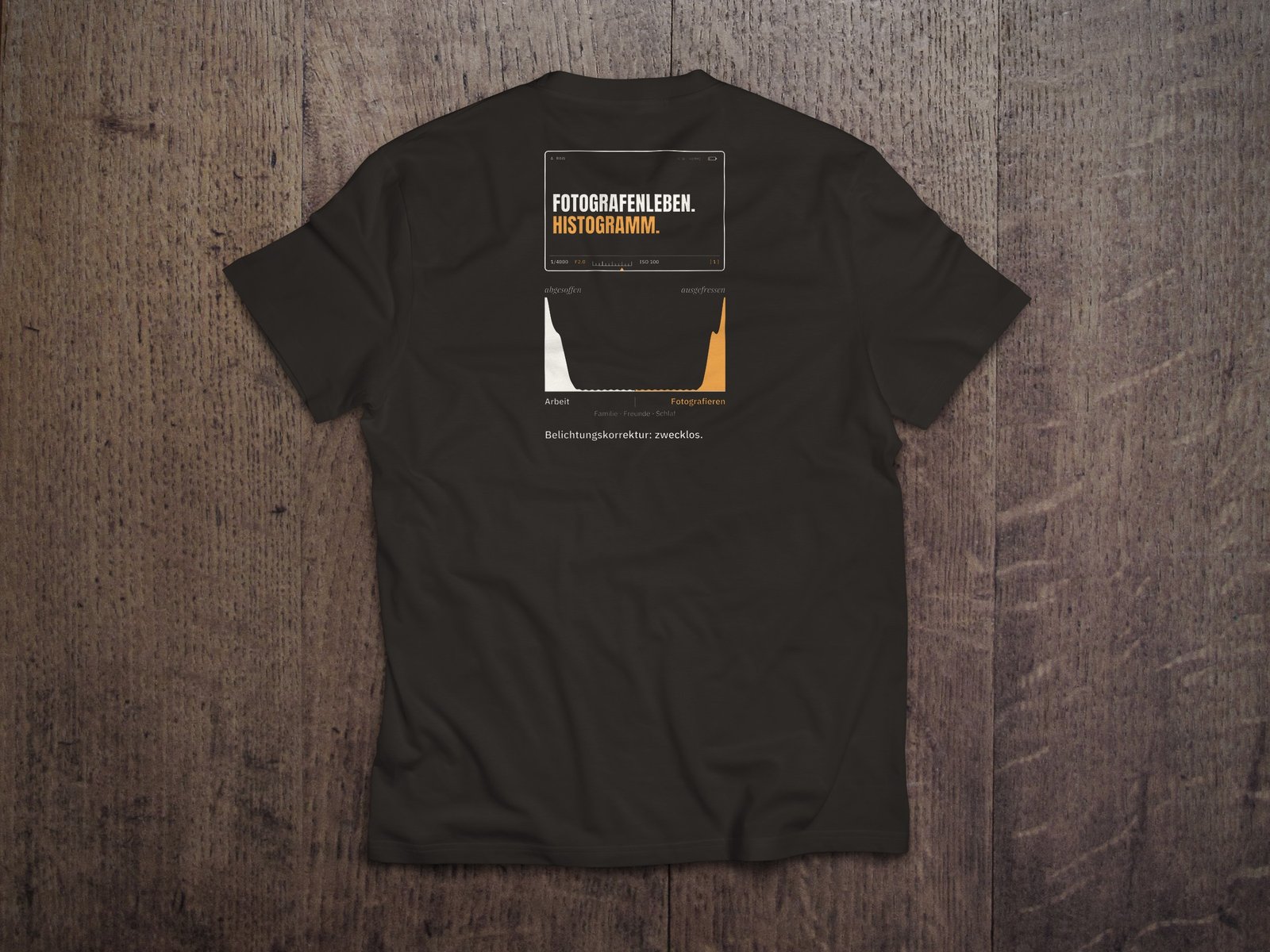 Fotografen-T-Shirt «Fotografenleben. Histogramm.» von hemmi.photo – Rückendruck auf Deep Black