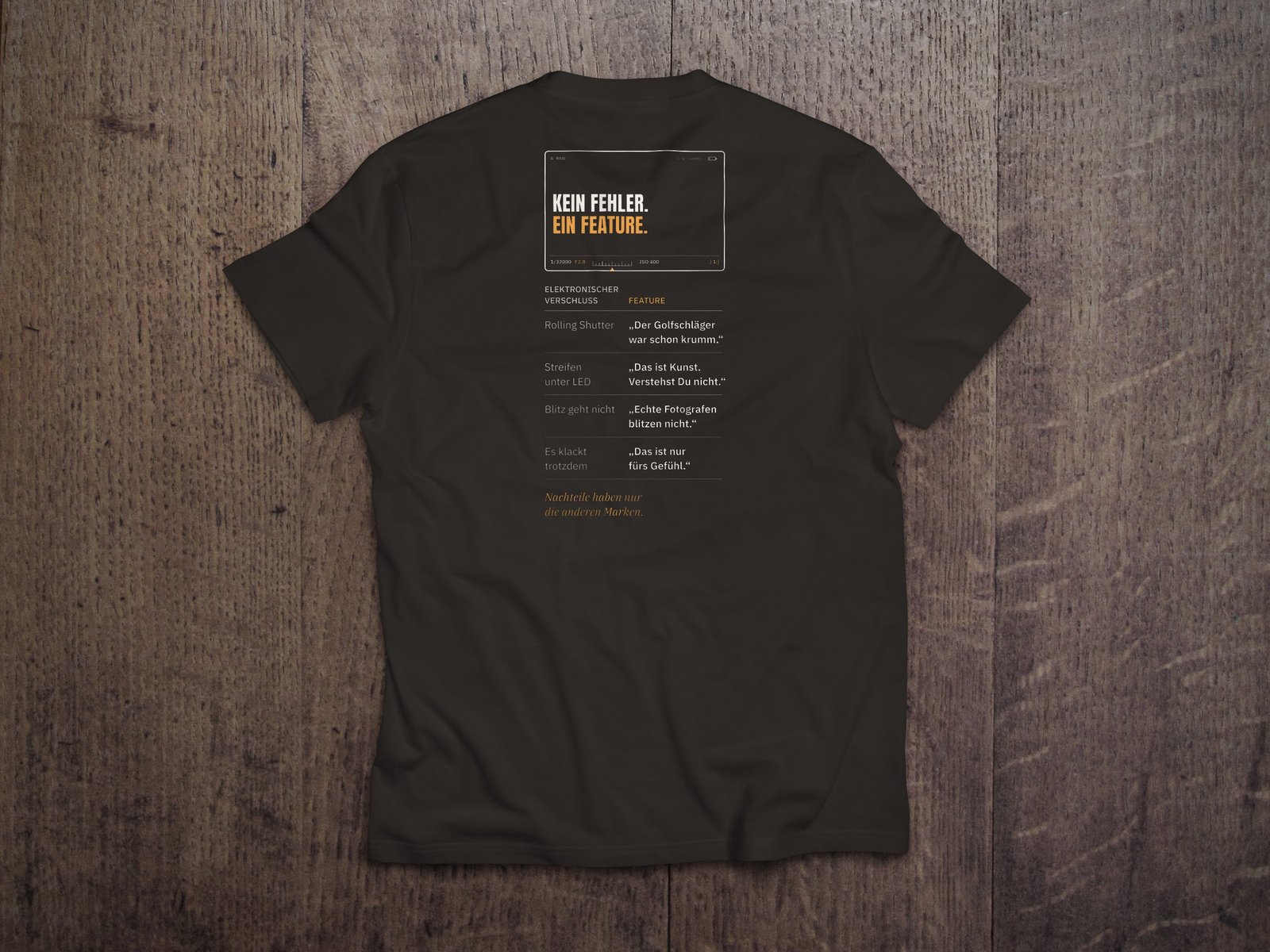 Fotografen-T-Shirt «Kein Fehler. Ein Feature.» von hemmi.photo – Rückendruck auf Deep Black