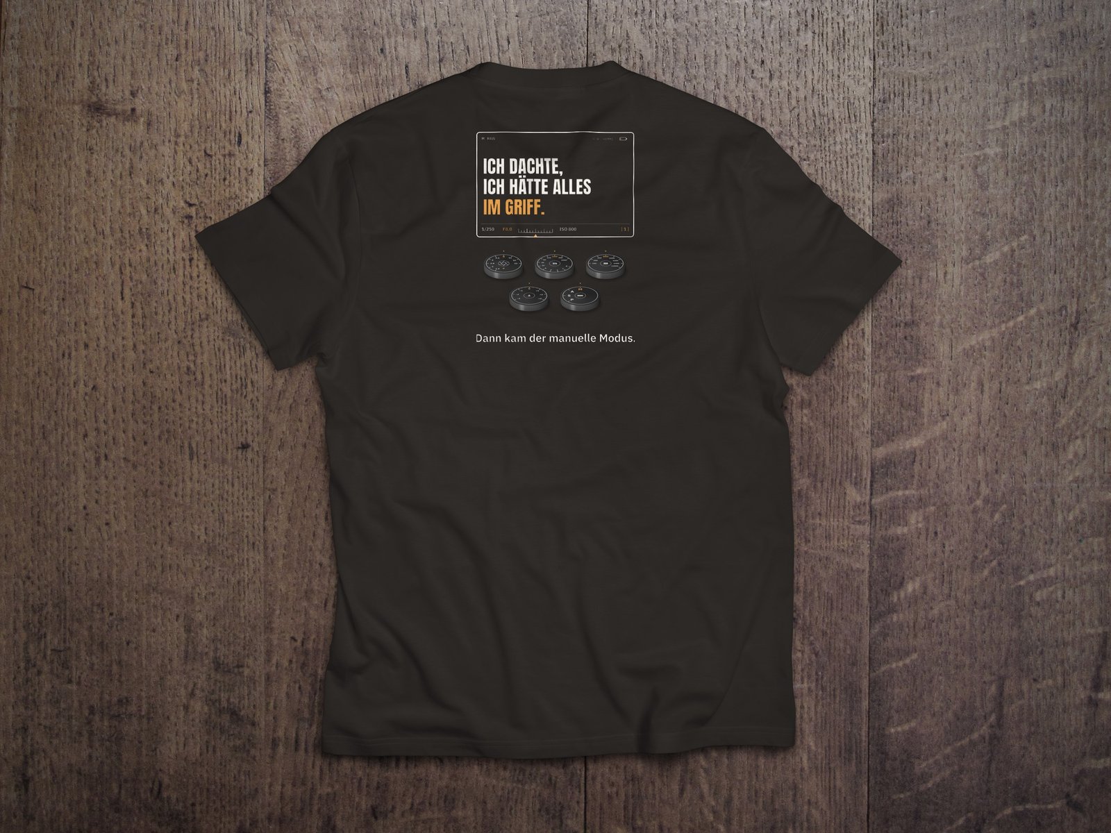 Fotografen-T-Shirt «Im Griff» von hemmi.photo – Rückendruck auf Deep Black