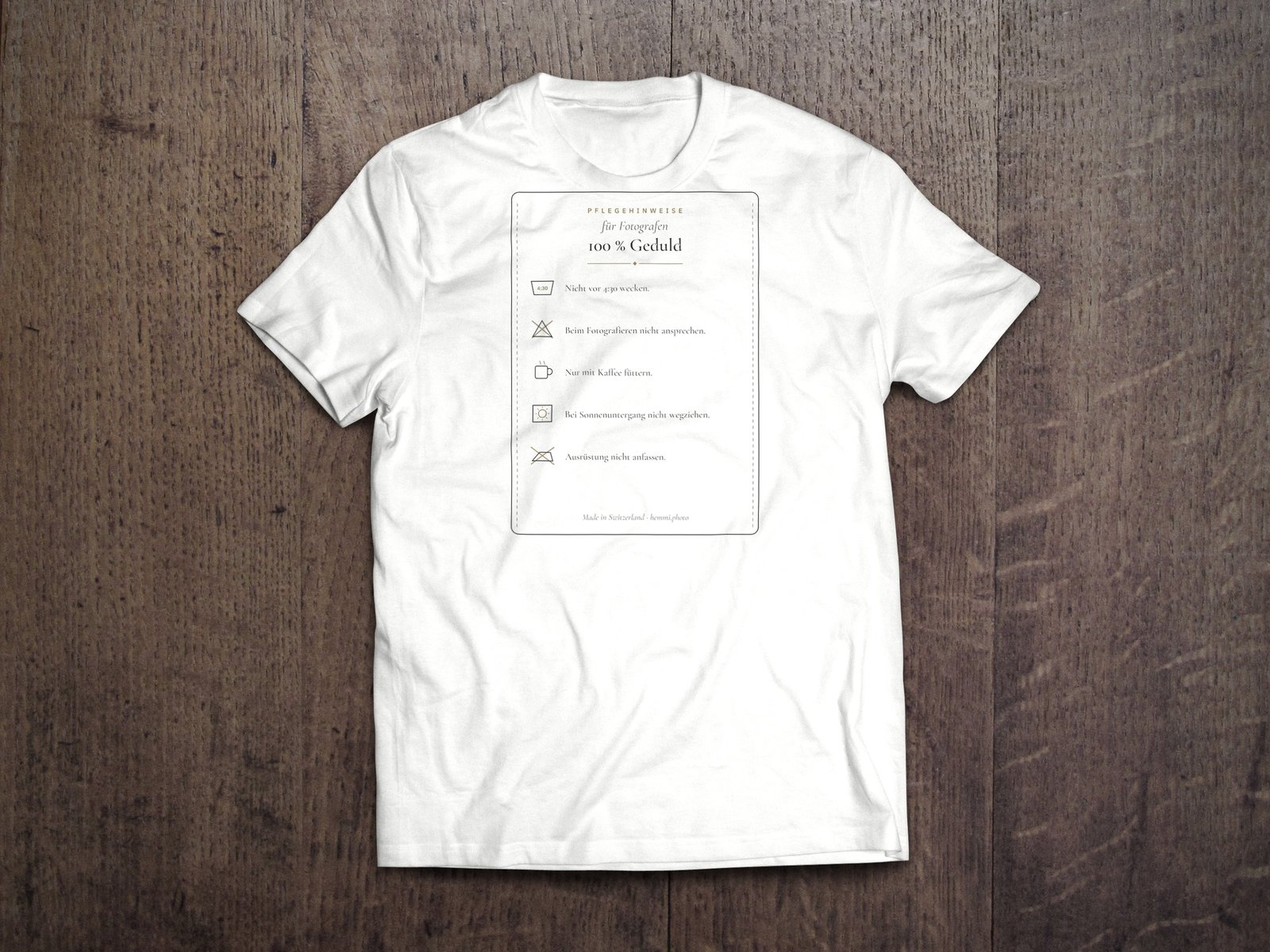 Edles Fotografen-T-Shirt «Pflegehinweise Fotograf» von hemmi.photo – Brustdruck auf White