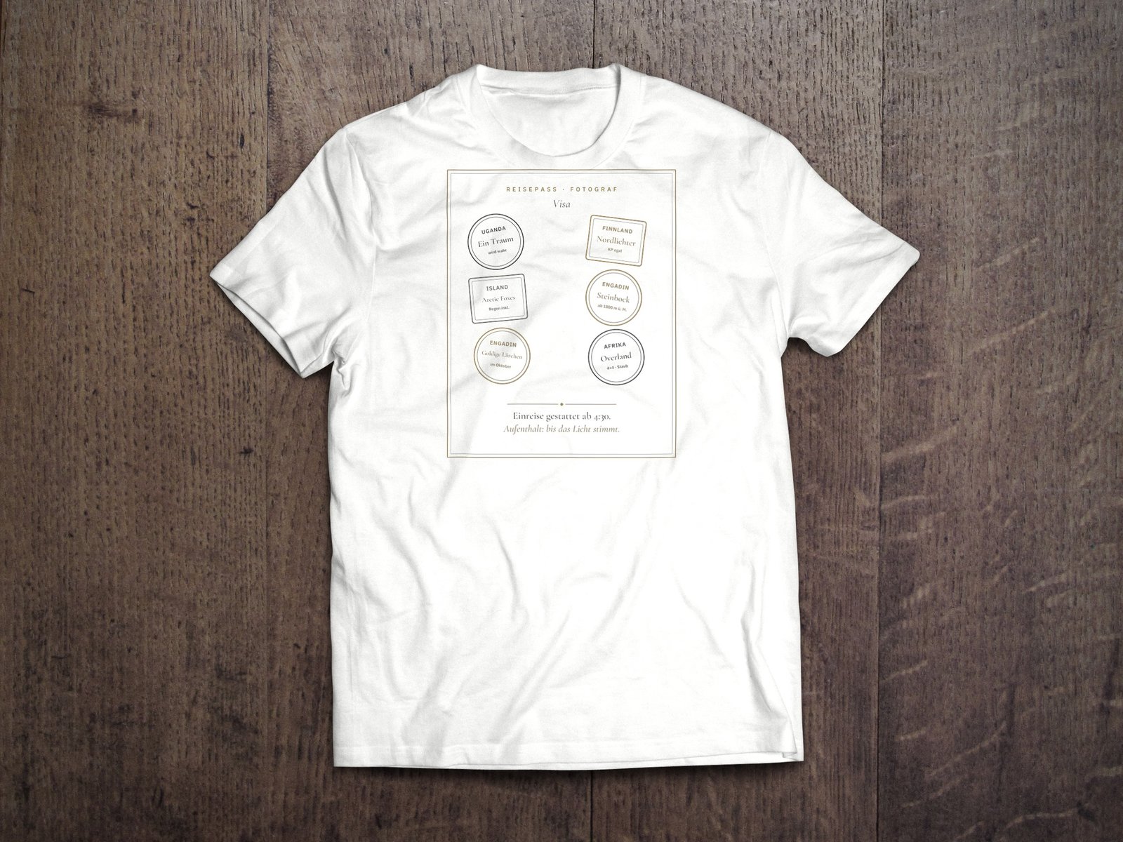 Edles Fotografen-T-Shirt «Reisepass Visa» von hemmi.photo – Brustdruck auf White