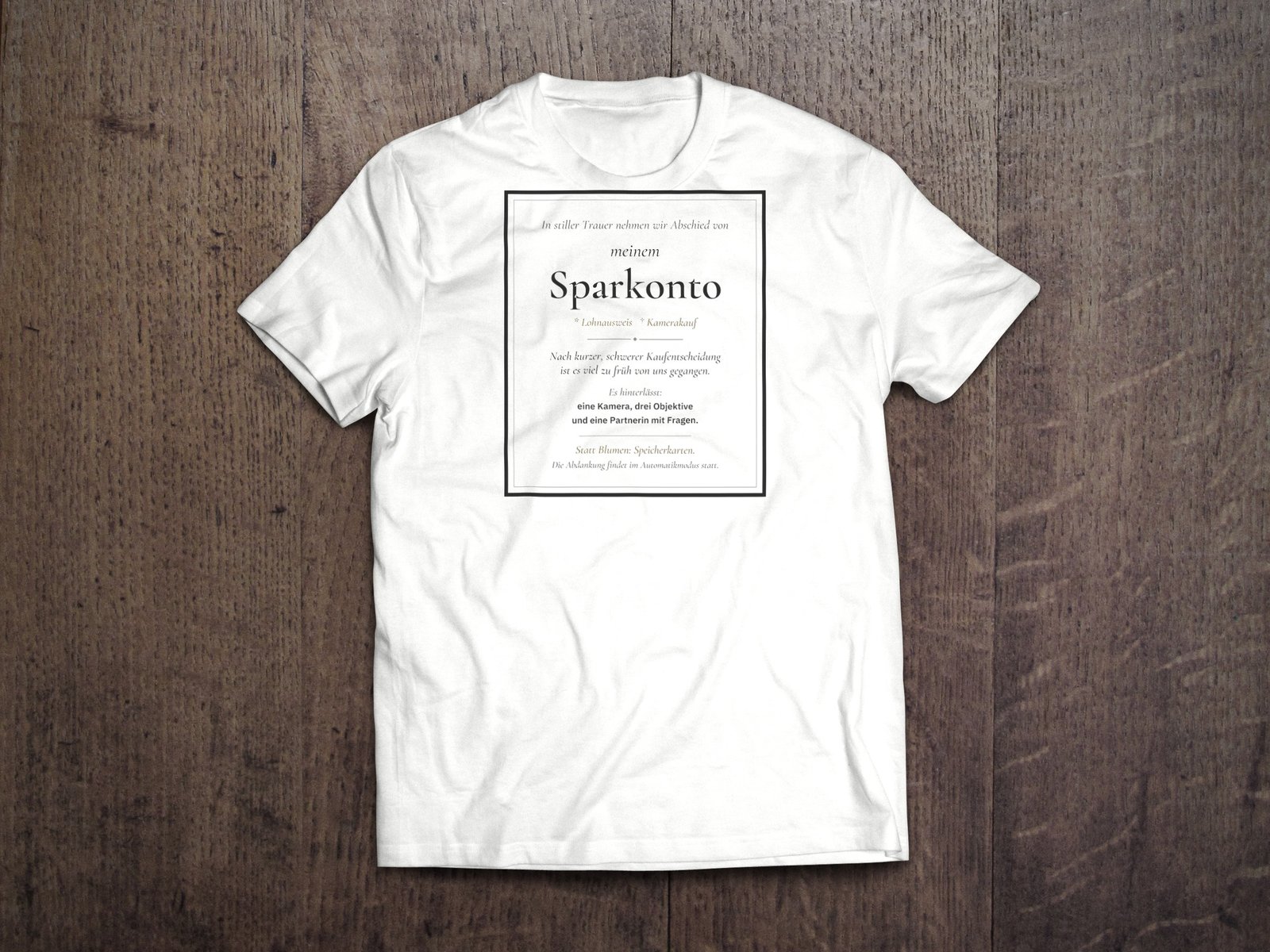 Edles Fotografen-T-Shirt «Traueranzeige Sparkonto» von hemmi.photo – Brustdruck auf White